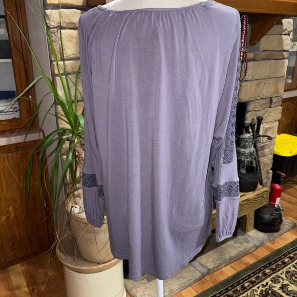 LOFT OUTLET SIZE X-LARGE LAVENDER LONG SLEEVE TOP W/CROCHET LACE ON SLEEVES - Picture 4 of 6